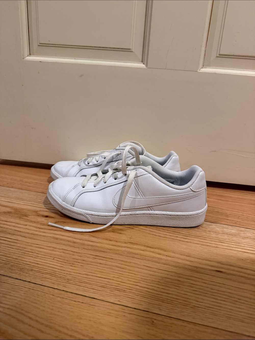 Women’s White Low-Top Sneakers - Classic Comfort